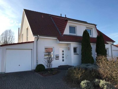 Moderne Doppelhaushälfte in Hemmingen – Kamin, Garten und Garage