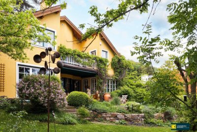 Stadt trifft Land: Exklusive Villa mit Gartenidylle und Schwimmbiotop in Ruhelage
