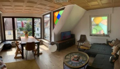 Stilvolle 3,5-Zimmer-DG-Wohnung mit Design-Innenausstattung, sonnigem Balkon & Einbauküche