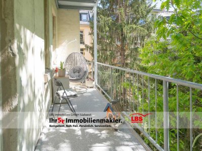 Attraktive 2-Zimmer-Wohnung mit saniertem Bad, Kamin, großem Balkon & Mansardenzimmer