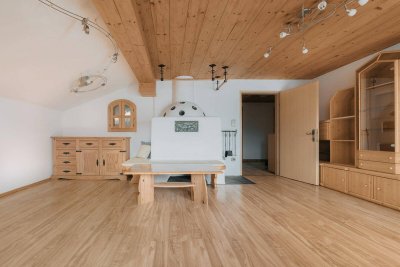 Gemütliche 3-Zimmer-Dachgeschosswohnung mit Balkon und Bergblick in Fügen