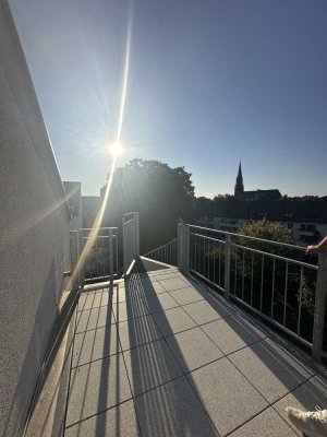 Frisch renovierte Dachgeschosswohnung mit zwei Balkonen in Krefeld-Mitte