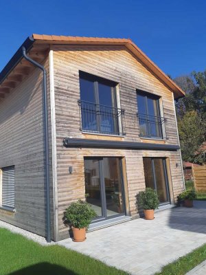 CHIEMGAU - PROVISIONSFREI VON PRIVAT: Modernes Holzhaus (Neubau 2024) auf seltenem Pachtgrundstück