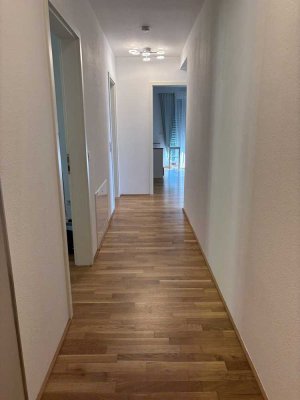 Geschmackvolle, neuwertige 4-Zimmer-Wohnung mit geh. Innenausstattung mit Balkon und EBK in Eschborn