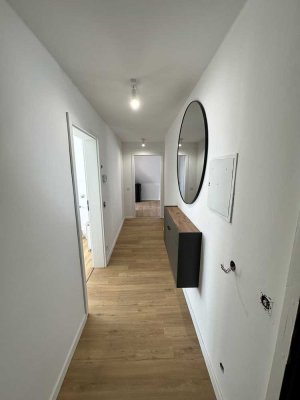 Frisch renovierte 1,5-Zimmer-Dachgeschosswohnung mit neuer Einbauküche in ruhiger Lage