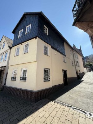 Vollständig vermietetes Wohnhaus mit fünf Wohneinheiten und drei Garagen am Boulevard Ketzerbach