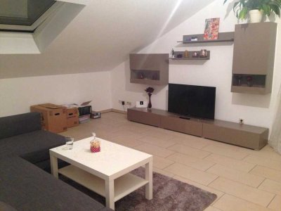 Wohnen mit Charakter: Drei-Zimmer-Dachgeschosswohnung in Bonn