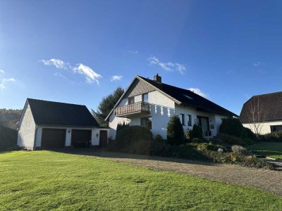 Auf einem 1.316 m² großen Grundstück steht dieses teilmodernisierte Einfamilienhaus...