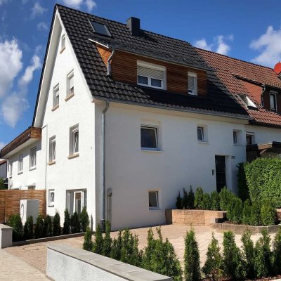 Sanierte Terrassenwohnung (Energie B) mit eigenem Garten + Gartenhaus und zwei Stellplätzen