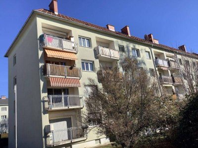 Helle Wohnung mit Balkon