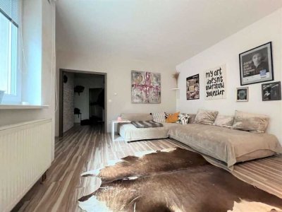 Stilvolle, sanierte 2-Zimmer-Wohnung mit Balkon und EBK in Leverkusen