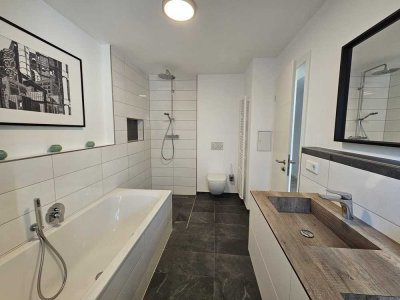 Moderne 2 Z. Wohnung mit neuwertiger EBK und Parkplatz