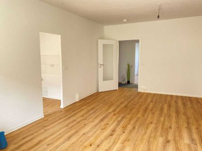 + Helle 3 Raum Wohnung mit Einbauküche im Erdgeschoss +