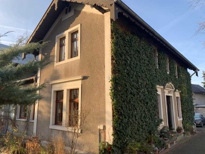 Wunderschöne Wohnung mit Einbauküche & Kamin: 1,5-Zimmer-Wohnung in der Oberlößnitz