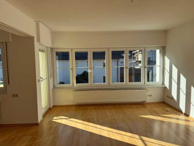 TOP! Schöne, helle 3,5-Zi.-Whg mit 82 qm + EBK + TL-Bad + sep. WC + Balkon in guter Lage!