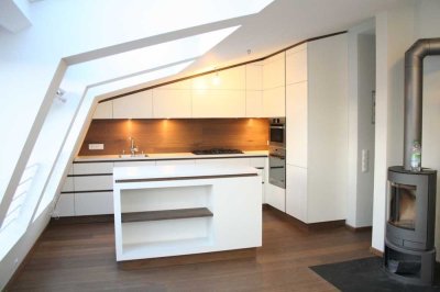 Exklusive, sanierte 5-Zimmer-Penthouse-Wohnung mit Balkon und Einbauküche in Maxvorstadt, München