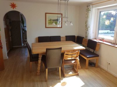 Gepflegte 5-Zimmer-Wohnung mit Balkon und Einbauküche in Regensburg-Weichs