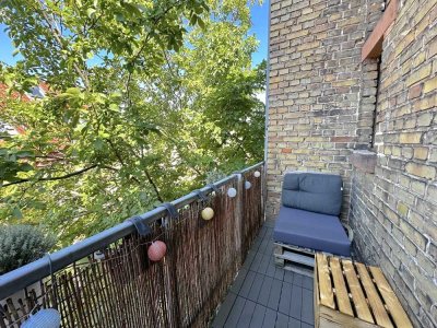 Teilsanierte Altbauwohnung mit historischem Charme und Balkon in ruhiger Lage