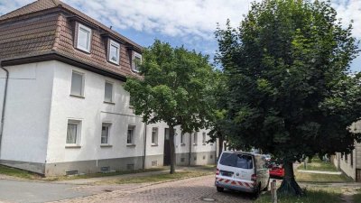 Schöne 2 Zi-DG-Wohnung mit sep. Küche , Laminat und Wannenbad westl. Teil von Halle