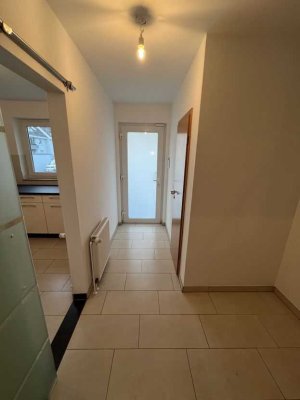 Doppelhaushälfte mit Ansprechende 5-Zimmer und geh. Innenausstattung, Erstbezug nach Renovierung.