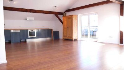Geschmackvolle, sanierte 3-Zimmer-Dachgeschosswohnung mit großer Dachterrasse und EBK