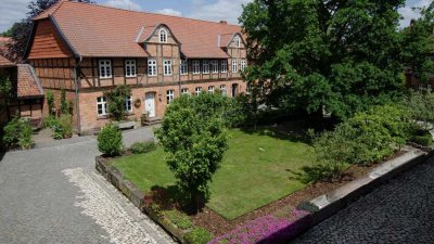 Traumhaft schöne, zweigeschossige Wohnung (106 qm) im Haupthaus auf denkmalgeschütztem Vierseitenhof