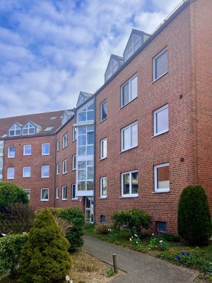 Geschmackvolle 2-Zimmer-Wohnung mit gehobener Innenausstattung mit Balkon und Einbauküche in Glinde