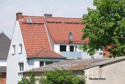 2-Familienhaus mit Garagengebäude und Halle