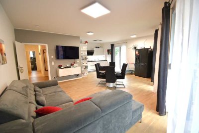 Exklusive 3 Zi. Wohnung in zentraler Lage! Moderne EBK! 2 Balkone! Aufzug! TG-Stellplatz!