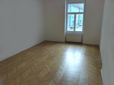 Erstbezug: Sanierter 2 ZIMMER-Altbau, ruhiger Balkon 5m², extra Wohnküche, sanierte Sanitäranlagen!