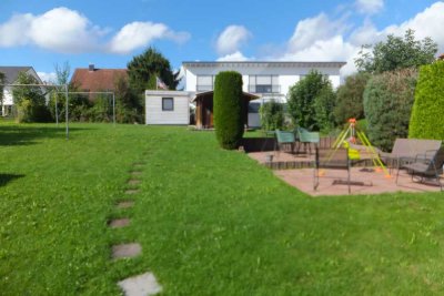 schönes Wohnen  mit neuer EBK, Balkon und Garten
