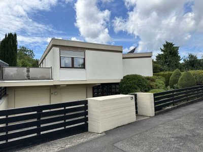 Architekten-Villa mit herrlichem Garten und Pool