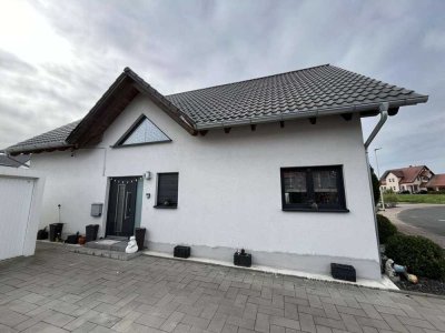Großzügig, modern und in ruhiger Lage: Einfamilienhaus mit großem Garten und Doppelgarage