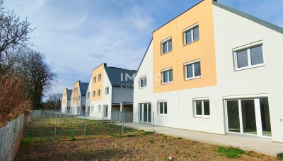 Hell, modern, Erstbezug: Attraktive Doppelhaushälfte in familiärer Anlage