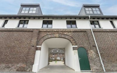 Wohnen im Torbogenhaus - Exklusive, neuwertige 2,5-Zimmer-Doppelhaushälfte mit Garage in Willich