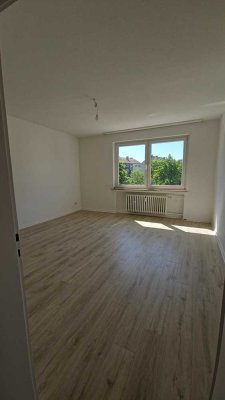 Schöne renovierte 2 Zimmer Wohnung zentral in Duisburg-Duissern!