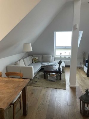 Stilvolle, neuwertige, möblierte 3,5-Zimmer-DG Wohnung mit Balkon und EBK für Single oder Pärchen