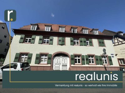 Charmante 1-Zimmer-Wohnung im denkmalgeschützten Altbau mit EBK und Stellplatz – nur bei realunis