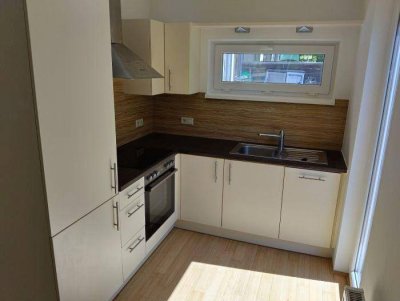 2 ZIMMER-NEUBAU + West-Terrasse 10m² + Einbauküche + Bad mit Wanne/Fenster + extra WC + 1 Parkplatz!