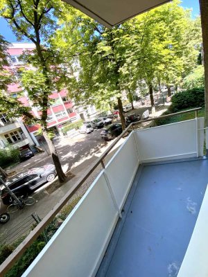 2 Zimmer - renoviert - neue Küche / Bad - Balkon - am Renée-Sintenis-Platz