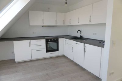 NEU AUSGEBAUTES DACHGESCHOSSAPARTMENT MIT EINBAUKÜCHE UND GROßEM OFFENEN WOHNBEREICH