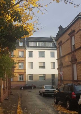 Lichtdurchflutete Wohnung mit 4 Zimmer, Parkplatz und kleine Terrasse & Garten
