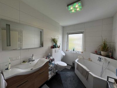 ruhige 2,5-Zimmer Wohnung Balkon/Küche/Garage