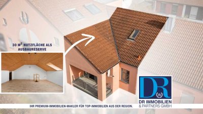 2-Zimmer-Wohnung mit überdachtem Westbalkon, Außenstellplatz und ausbaubarem Dachgeschoss