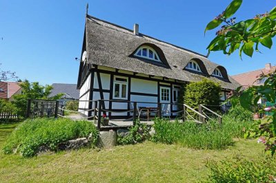 Charmantes Ensemble nahe des Nepperminer Sees: Wohnhaus, Café und Ferienwohnungen