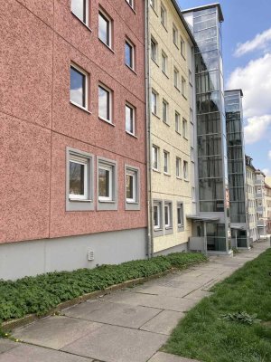 Behindertengerechte 2-Raum-Wohnung mit Dusche, Balkon und Aufzug in der Innenstadt zu haben.