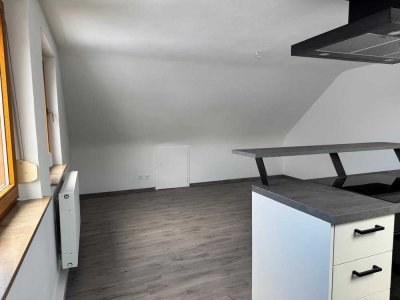 Vollständig sanierte 2-Zimmer-DG-Wohnung mit gehobener Innenausstattung in Ditzingen