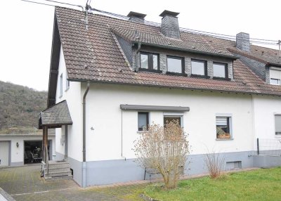 Freies Zweifamilienhaus in schöner Lage von Unkel-Heister