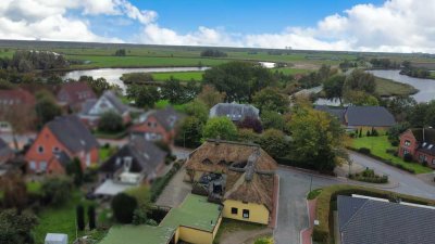 Reetgedecktes-Mehrfamilienhaus in zweiter Reihe an der Treene