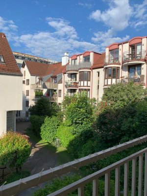 Zwischenvermietung: helle Wohnung im Grünen zwei Zimmer, Balkon & EBK in Maxvorstadt